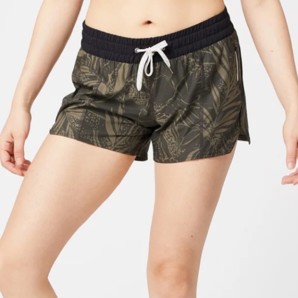 VUORI Clementine Short in Oregano Rainforest